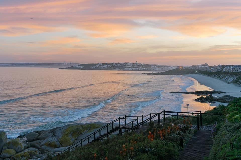 Perfect 10 - 10 To 13 Sleeper Luxury Holiday Home Breakage Deposit Of R2500 Per Weekend Lease 랑게바안 외부 사진