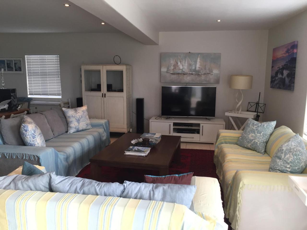 Perfect 10 - 10 To 13 Sleeper Luxury Holiday Home Breakage Deposit Of R2500 Per Weekend Lease 랑게바안 외부 사진