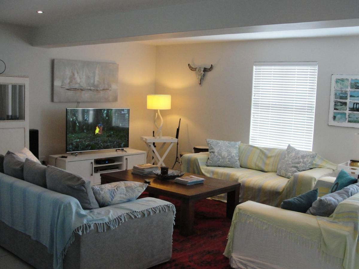 Perfect 10 - 10 To 13 Sleeper Luxury Holiday Home Breakage Deposit Of R2500 Per Weekend Lease 랑게바안 외부 사진